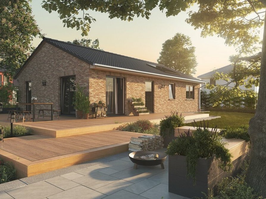 Der Bungalow 100 Klinker beeindruckt mit bodentiefen Fenstern, die den Blick in den Garten und auf die Terrasse freigeben und so ein einladendes, offenes Ambiente schaffen.
